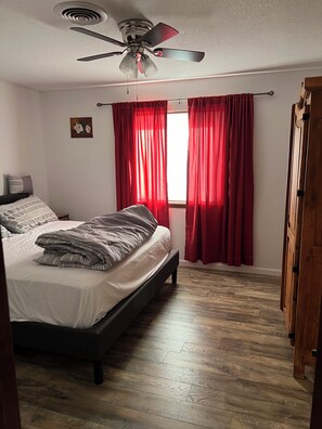 3 bedrooms, iron/ironing board, WiFi, bed sheets
