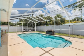 A heated pool - Private Pool | Outdoor Entertainment & Grill | Insta-worthy Home (Largo)