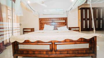 5 bedrooms, iron/ironing board, WiFi, bed sheets