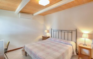 2 habitaciones, cuna de viaje y ropa de cama 