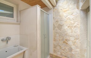 Shower - Awesome home in Fontane Bianche (Fontane Bianche)