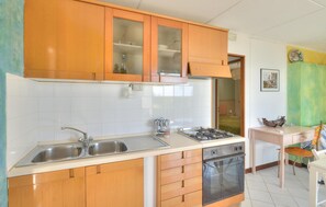 Refrigerador, microondas, parrilla de estufa y utensilios de cocina 