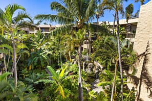 Property grounds - Serene 4th-floor 1bd garden view condo (Lahaina)