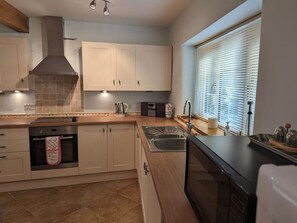 Fridge, microwave, oven, stovetop - *NEW* Quaint Cottage in Hartington (Hartington)