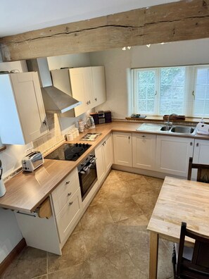 Fridge, microwave, oven, stovetop - *NEW* Quaint Cottage in Hartington (Hartington)