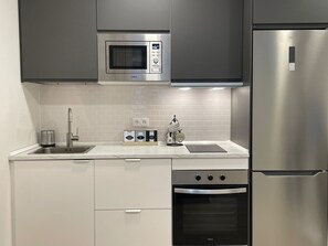 雪櫃、微波爐、焗爐、爐具