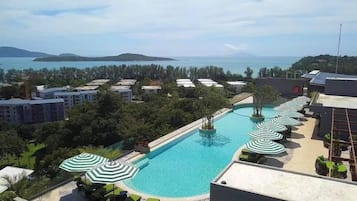 Kolam renang atas bumbung