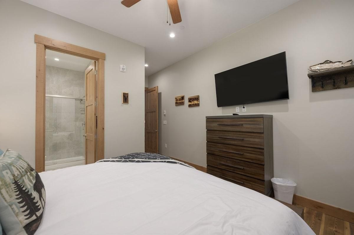 2 bedrooms, internet, bed sheets