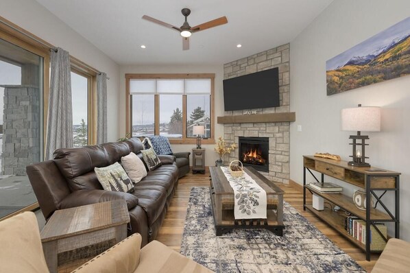 TV, fireplace
