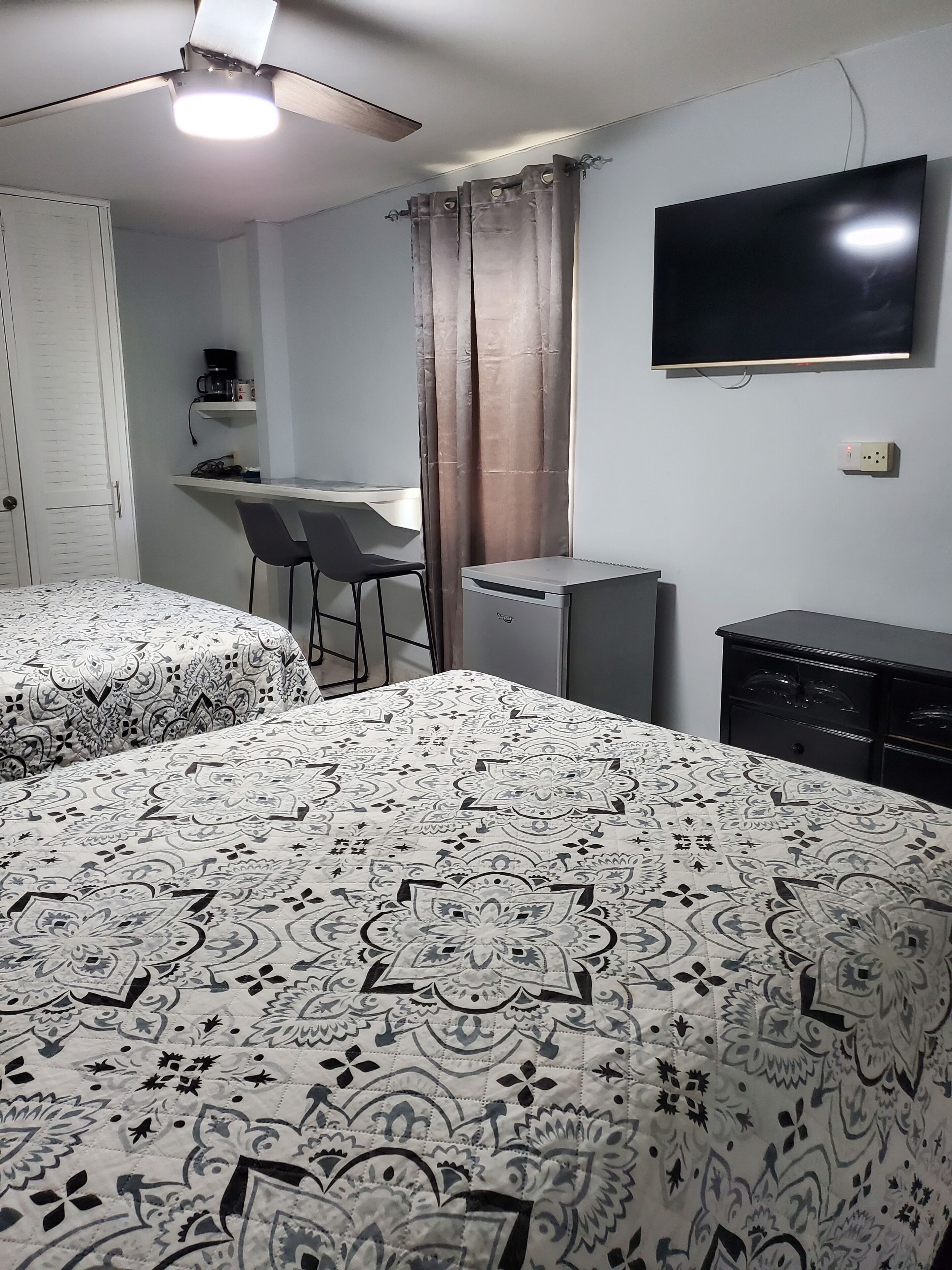 Cofres nos quartos, cortinas blackout, ferros/tábuas de passar roupa