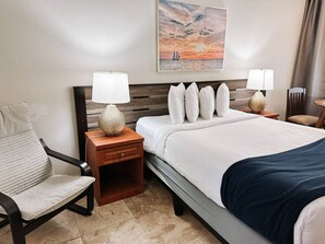 Een bureau, een strijkplank/strijkijzer, wifi