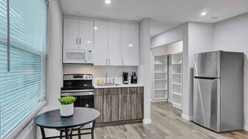 Geladeira, micro-ondas, cooktop, cafeteira/chaleira