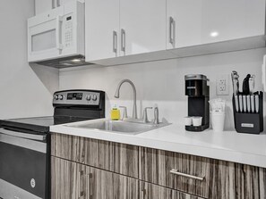 Réfrigérateur, micro-ondes, plaque de cuisson, cafetière/bouilloire