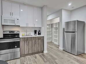 Kühlschrank, Mikrowelle, Herdplatte, Wasserkocher mit Kaffee-/Teezubehör