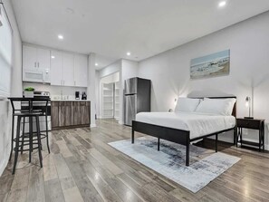 Een strijkplank/strijkijzer, reisbedje, gratis wifi