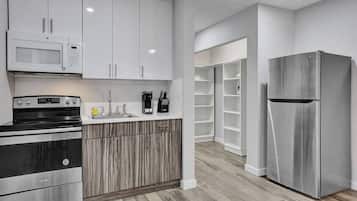 Geladeira, micro-ondas, cooktop, cafeteira/chaleira