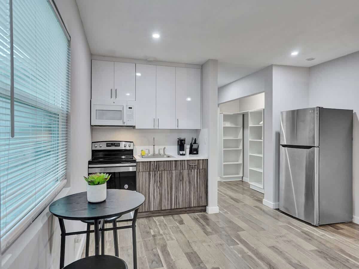 Frigorifero, microonde, piano cottura, macchina per tè/caffè