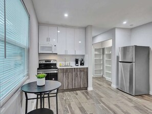 Kühlschrank, Mikrowelle, Herdplatte, Wasserkocher mit Kaffee-/Teezubehör