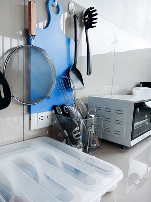 Frigorífico pequeño, microondas en la zona común y horno