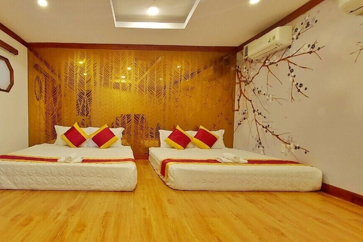 Ein Zimmer mit zwei Betten, Holzboden, einer dekorativen Wand und einer traditionellen Schiebetür.