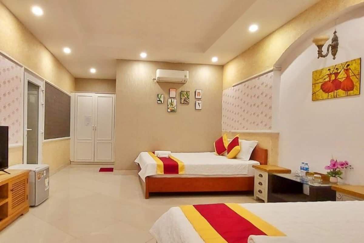 Quarto quádruplo superior, vista para o jardim | Quartos à prova de som, ferros/tábuas de passar roupa, Wi-Fi de cortesia
