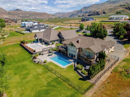 Waterfront Home, Pool, Hot Tub. Minutes to Chelan!
