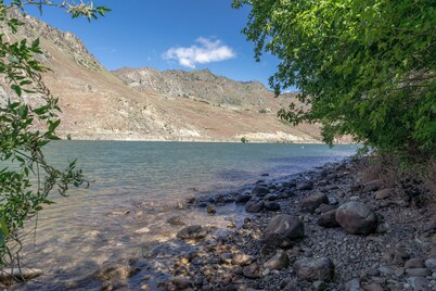 Waterfront Home, Pool, Hot Tub. Minutes to Chelan!