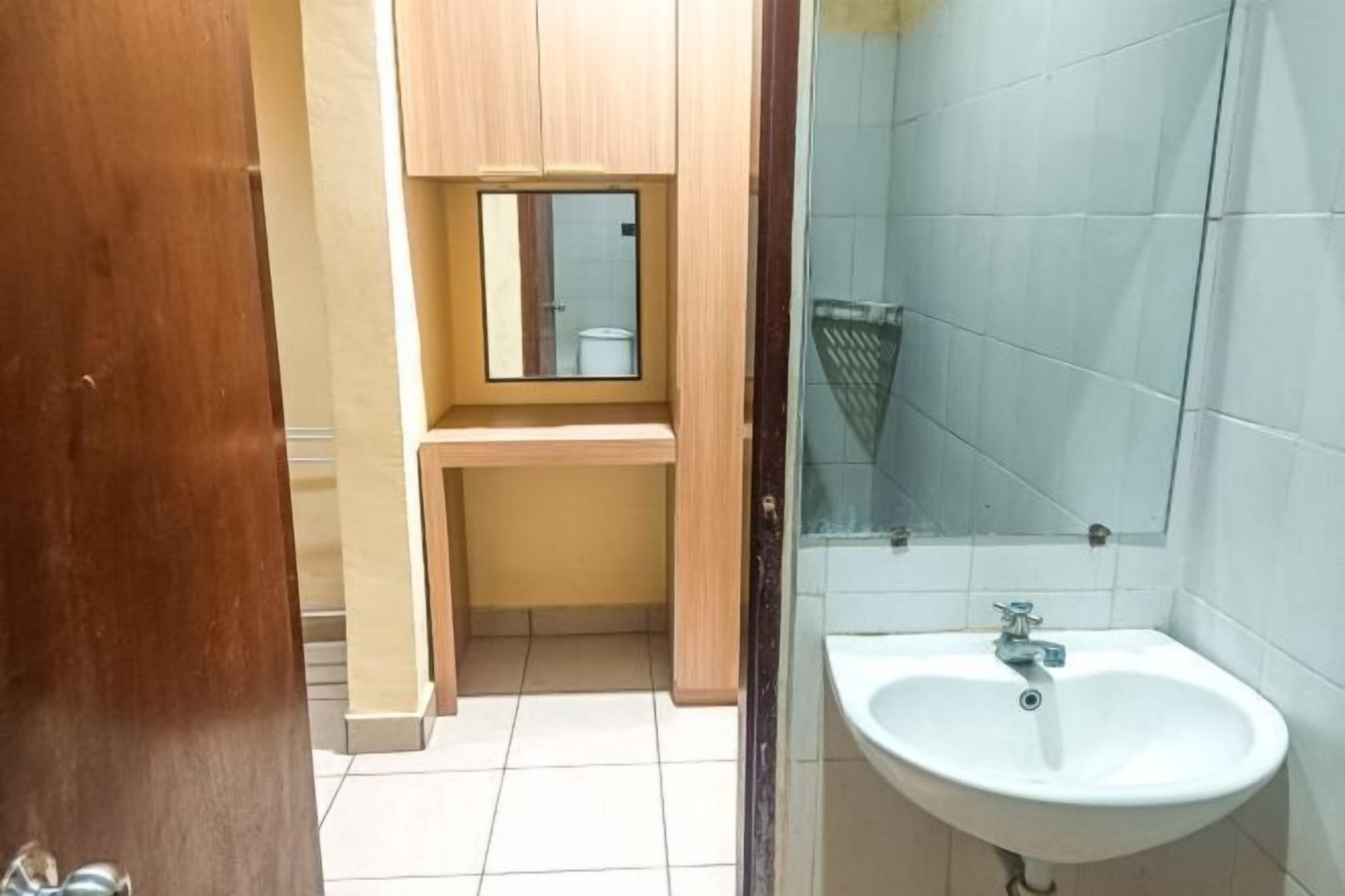 Shower, bidet, towels