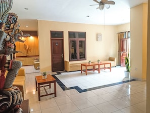 Exterior - Miraa Guest House & Resto (Denpasar)