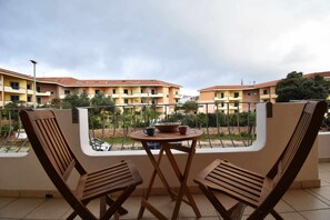 Outdoor dining - Three-room apartment downtown with two bathrooms and A/C (Santa Teresa Gallura)