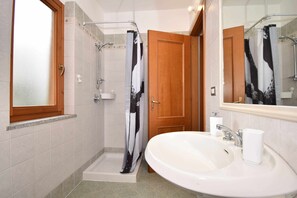 Bathroom - Three-room apartment downtown with two bathrooms and A/C (Santa Teresa Gallura)