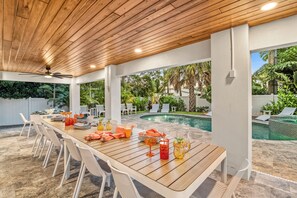 A heated pool - Luxe Lagoon | Located in SK Village! Private Pool & Spa, Rooftop, Pet Friendly 🏝️☀️🐶 (Siesta Key)
