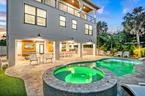 A heated pool - Luxe Lagoon | Located in SK Village! Private Pool & Spa, Rooftop, Pet Friendly 🏝️☀️🐶 (Siesta Key)