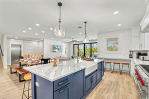 Fridge, microwave, oven, stovetop - Luxe Lagoon | Located in SK Village! Private Pool & Spa, Rooftop, Pet Friendly 🏝️☀️🐶 (Siesta Key)