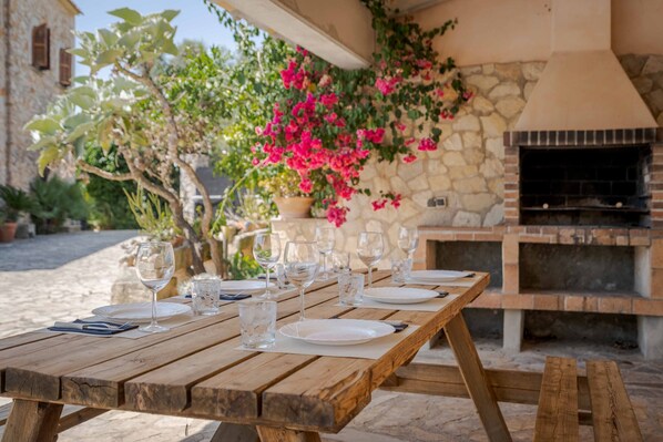 Outdoor dining - Villa Sa Costa (Buger)