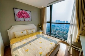 Desk, blackout drapes, soundproofing, free WiFi - Vinhomes Skylake Managed by Anstay Residence (Hanoi)