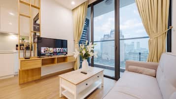 Deluxe Apartment, 2 Bedrooms | 2 bilik tidur, meja, langsir/tirai gelap terus, kalis bunyi