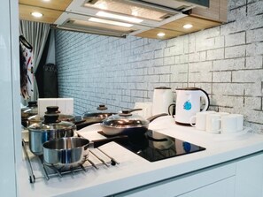 行政公寓 | 私人小型廚房 | 電冰箱、微波爐、爐台、電熱水壺