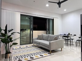 Apartamento Signature | Zona de estar | Smart TV de 50 pulgadas con canales digitales