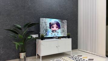 Signature-Apartment | Wohnbereich | 50-Zoll-Smart-TV mit Digitalempfang