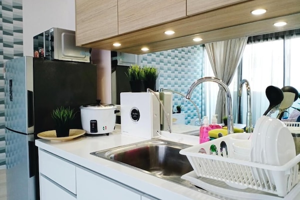Executive Apartment | Private kitchen | Fridge, microwave, stovetop, electric kettle