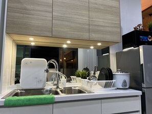 Appartement Signature | Coin cuisine privé | Réfrigérateur, micro-ondes, plaque de cuisson, bouilloire électrique