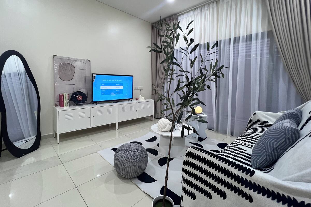 Premium-Apartment | Wohnbereich | 50-Zoll-Smart-TV mit Digitalempfang