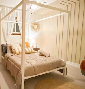3 bedrooms, desk, iron/ironing board, travel crib - The Mara Waterfront Cottage, Muskoka
 (Huntsville)