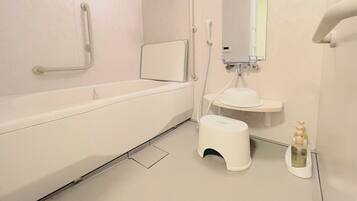 Bloc d'apartaments, 1 dormitori | Bany | Combinació de dutxa i banyera, assecador de cabells i tovalloles