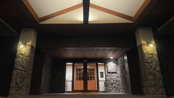 Overnatningsstedets facade – aften/nat