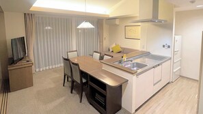 Lejlighed - 1 soveværelse | Privat køkken | Køleskab, opvaskemaskine, riskoger, toast-ovn