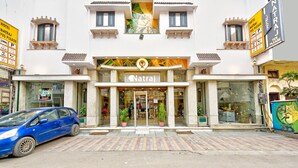 Hotel Natraj, herkenbaar aan een modern gevelontwerp, grote ramen en een centrale ingang.