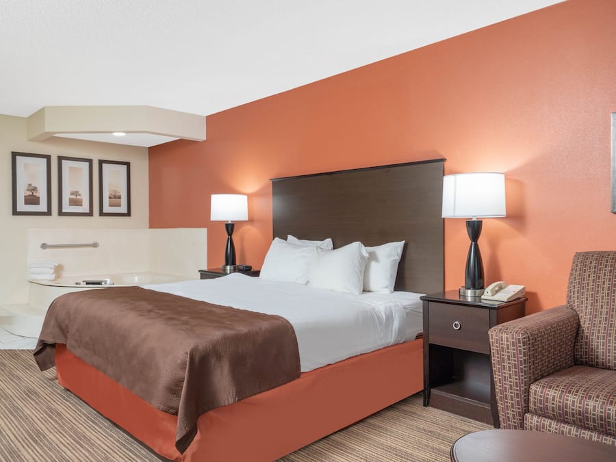 Deluxe Suite, 1 King Bed, Hot Tub | In-room safe, desk, laptop workspace, blackout drapes