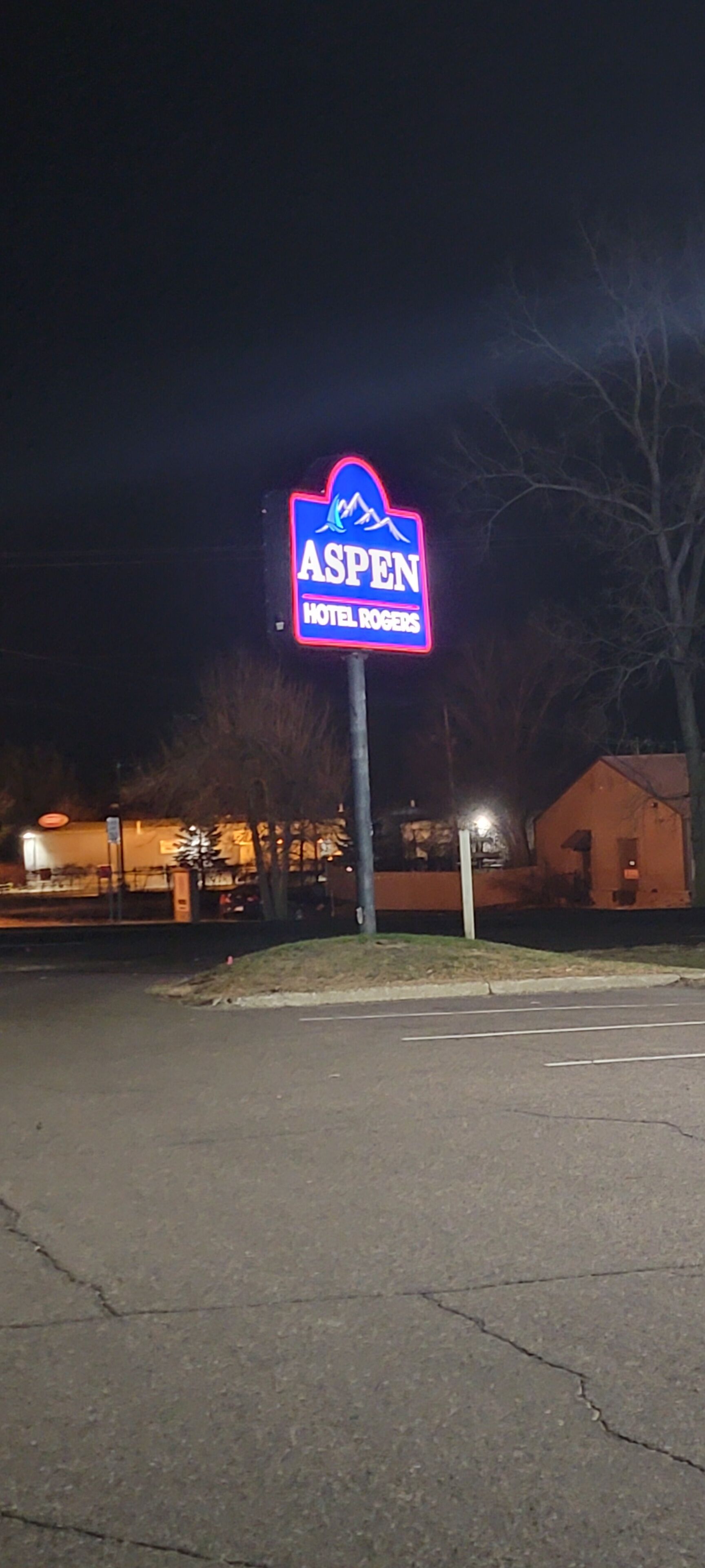Letrero de neón del Hotel Aspen Rogers de noche.